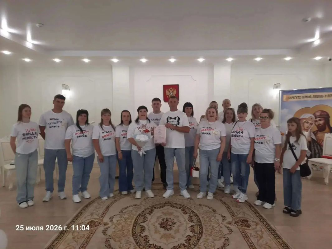 Амурчане сыграли свадьбу в футболках с надписями «жених» и «невеста» (ФОТО) Амурчане сыграли свадьбу в футболках с надписями «жених» и «невеста» (ФОТО)
