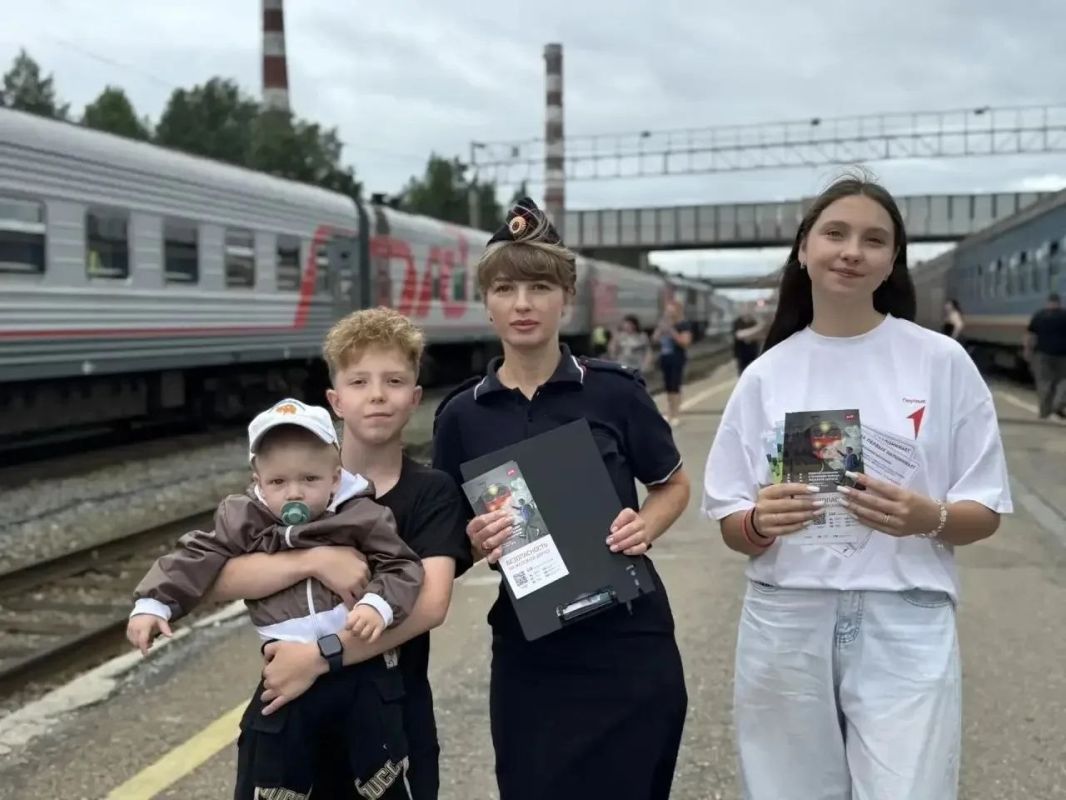 В Амурской области транспортные полицейские и активисты «Движения Первых» провели рейдовое мероприятие на железнодорожном вокзале В Амурской области транспортные полицейские и активисты «Движения Первых» провели рейдовое мероприятие на железнодорожном вокзале