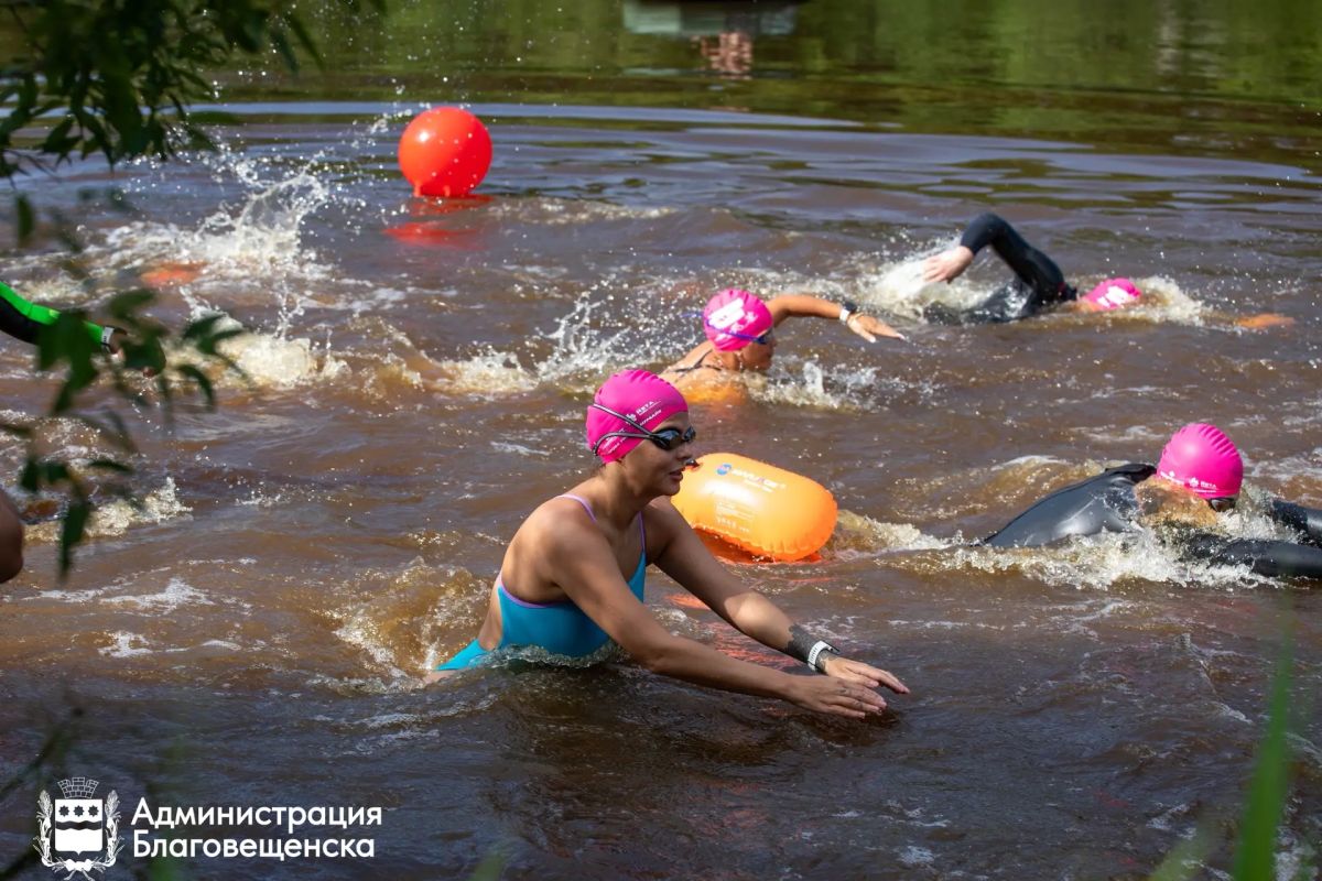 Плыть, бежать, ехать на велосипеде: в Благовещенске прошли соревнования по триатлону Плыть, бежать, ехать на велосипеде: в Благовещенске прошли соревнования по триатлону