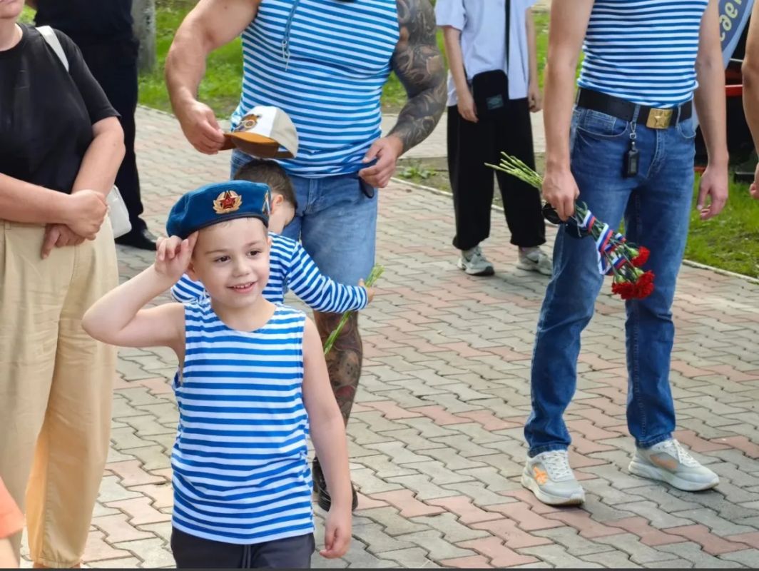 Еще один праздник - День воздушно-десантных войск в столице Приамурья традиционно начали с памятных мероприятий Еще один праздник - День воздушно-десантных войск в столице Приамурья традиционно начали с памятных мероприятий