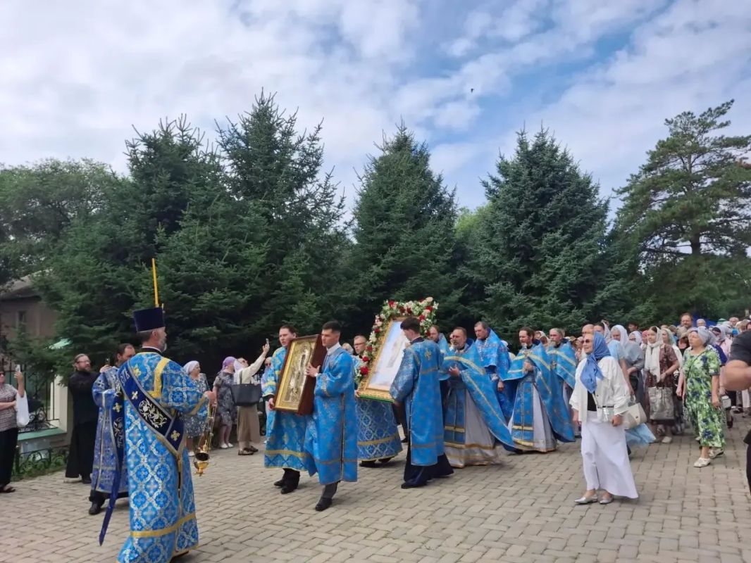 В Благовещенске прошли торжества в честь Албазинской иконы Божией Матери 2 августа в Благовещенском кафедральном соборе состоялись праздничные богослужения, посвящённые Албазинской иконе Божией Матери «Слово плоть бысть» и... В Благовещенске прошли торжества в честь Албазинской иконы Божией Матери 2 августа в Благовещенском кафедральном соборе состоялись праздничные богослужения, посвящённые Албазинской иконе Божией Матери «Слово плоть бысть» и...