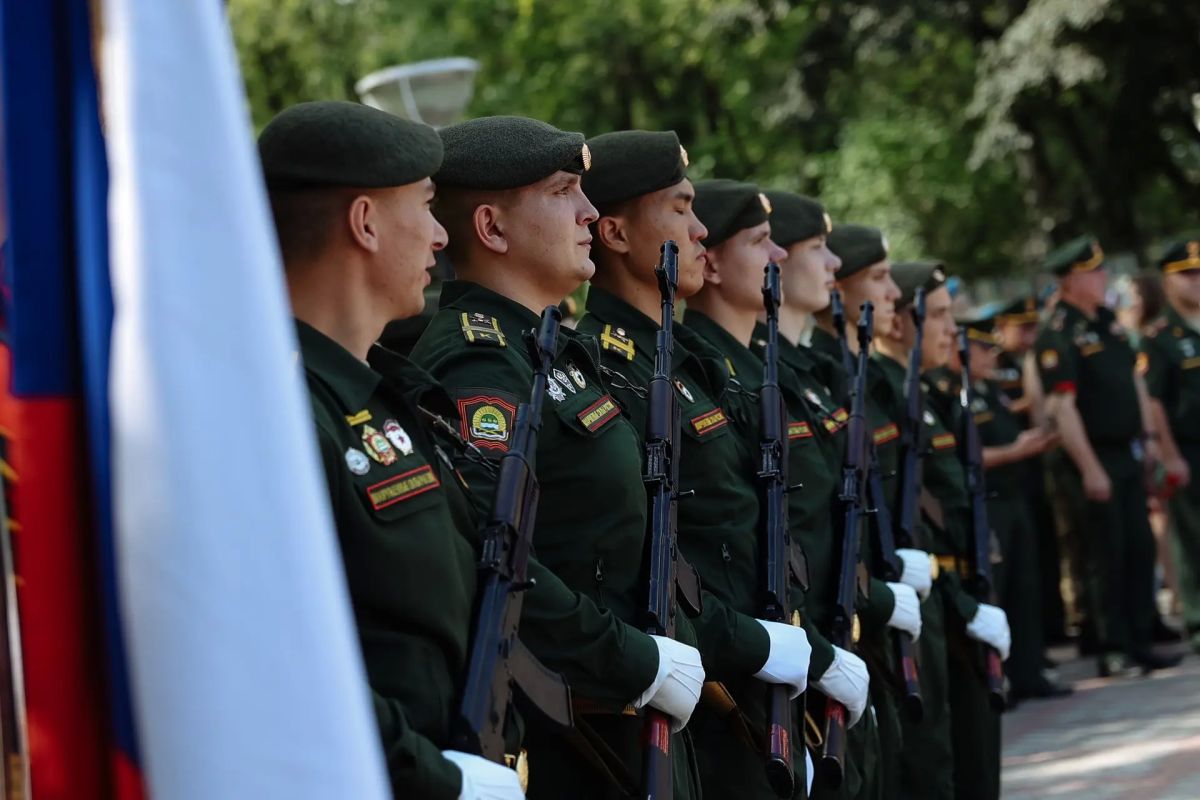 Еще один праздник - День воздушно-десантных войск в столице Приамурья традиционно начали с памятных мероприятий Еще один праздник - День воздушно-десантных войск в столице Приамурья традиционно начали с памятных мероприятий