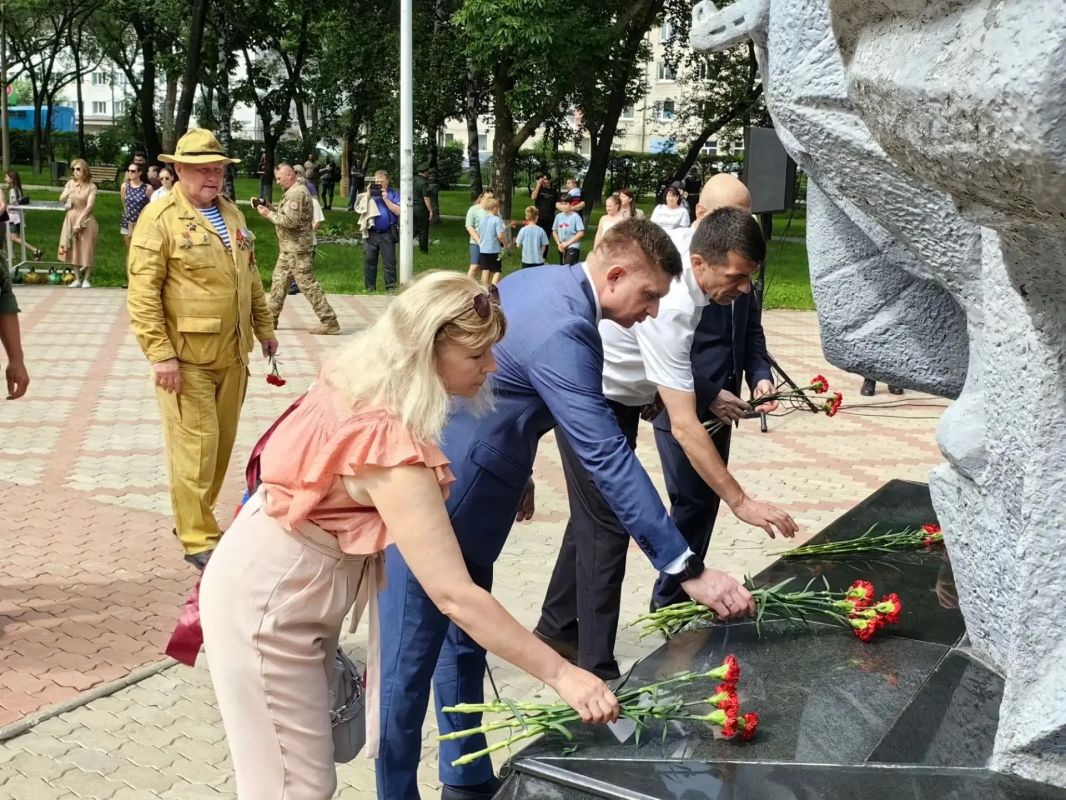 В Благовещенске почтили память воинов-десантников В Благовещенске почтили память воинов-десантников
