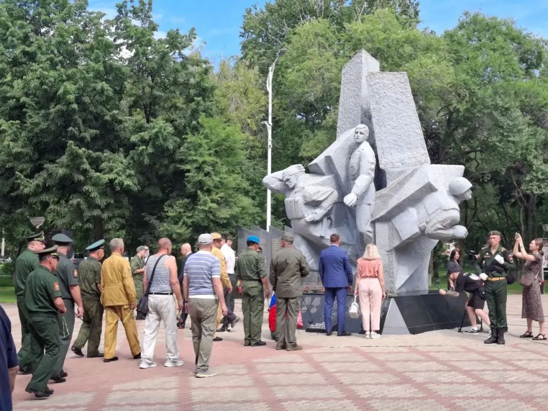 В День ВДВ в Благовещенске вспомнили павших героев В День ВДВ в Благовещенске вспомнили павших героев