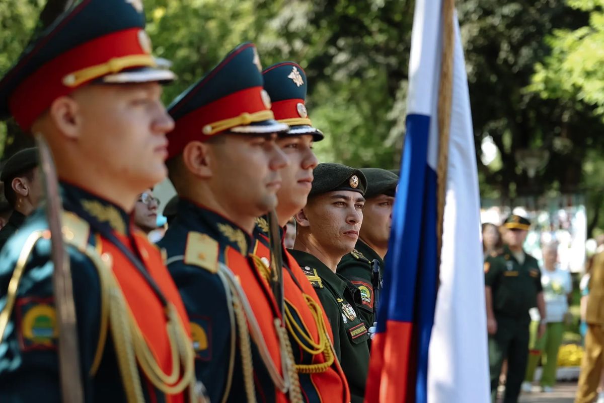 Еще один праздник - День воздушно-десантных войск в столице Приамурья традиционно начали с памятных мероприятий Еще один праздник - День воздушно-десантных войск в столице Приамурья традиционно начали с памятных мероприятий