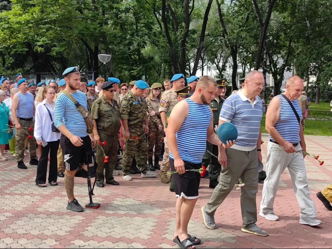Еще один праздник - День воздушно-десантных войск в столице Приамурья традиционно начали с памятных мероприятий Еще один праздник - День воздушно-десантных войск в столице Приамурья традиционно начали с памятных мероприятий