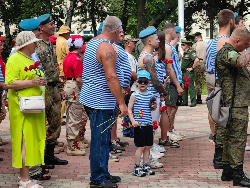 В Благовещенске почтили память воинов-десантников В Благовещенске почтили память воинов-десантников
