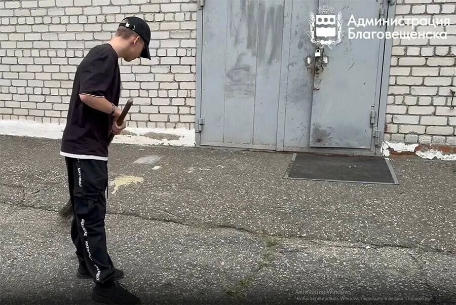«Я начудил»: как подростки-вандалы, испоганившие город в разных местах, искупают вину (видео)