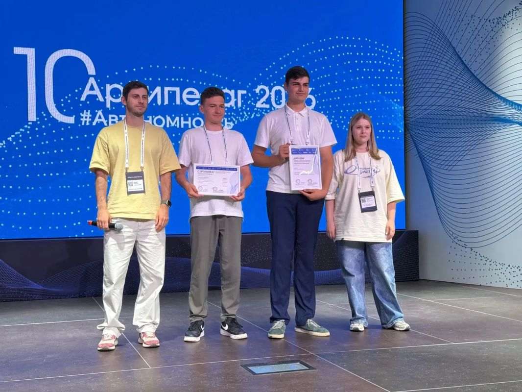 Команда АмГУ представила новую ракету на интенсиве «Архипелаг» Команда АмГУ представила новую ракету на интенсиве «Архипелаг»