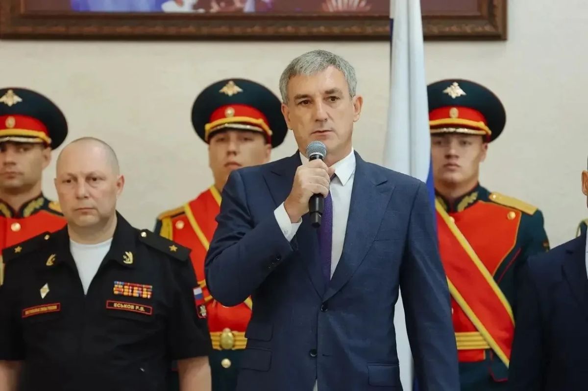 Губернатор Василий Орлов вручил Звезду Героя Российской Федерации родным рядового Андрея Дьяченко, погибшего при выполнении боевых задач Губернатор Василий Орлов вручил Звезду Героя Российской Федерации родным рядового Андрея Дьяченко, погибшего при выполнении боевых задач