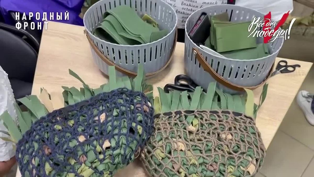 В Амурской области участницы кружка рукодельниц «Связь поколений» связали уже более тысячи нашлемников для военнослужащих