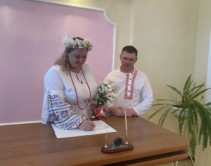 Без фаты и смокинга: амурчане сыграли свадьбу в русских народных костюмах Без фаты и смокинга: амурчане сыграли свадьбу в русских народных костюмах