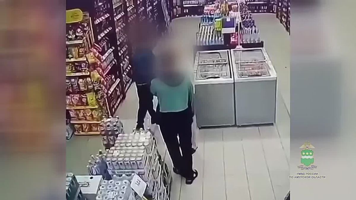 Алкогольный «Робин Гуд»: посетитель магазина в Благовещенске украл ящик пива и раздал «добычу» знакомым