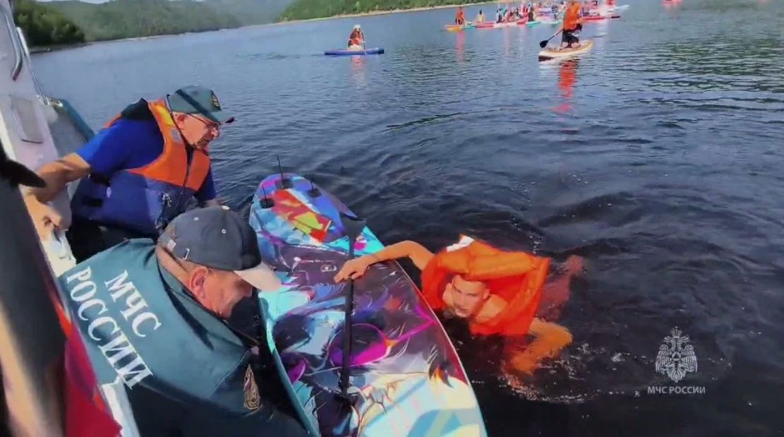 Спасатели помогли упавшему с сапборда на Зейском водохранилище