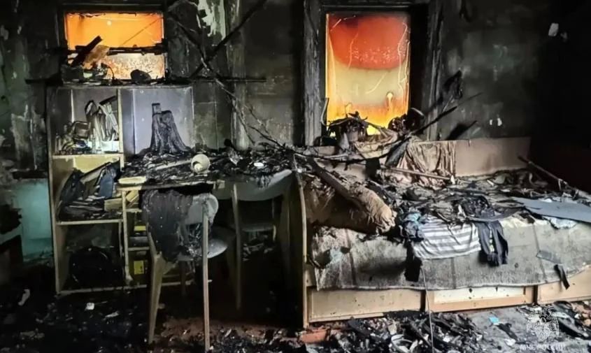 От картины загорелось одеяло: в Сковородине двое детей смогли выбраться из горящего дома