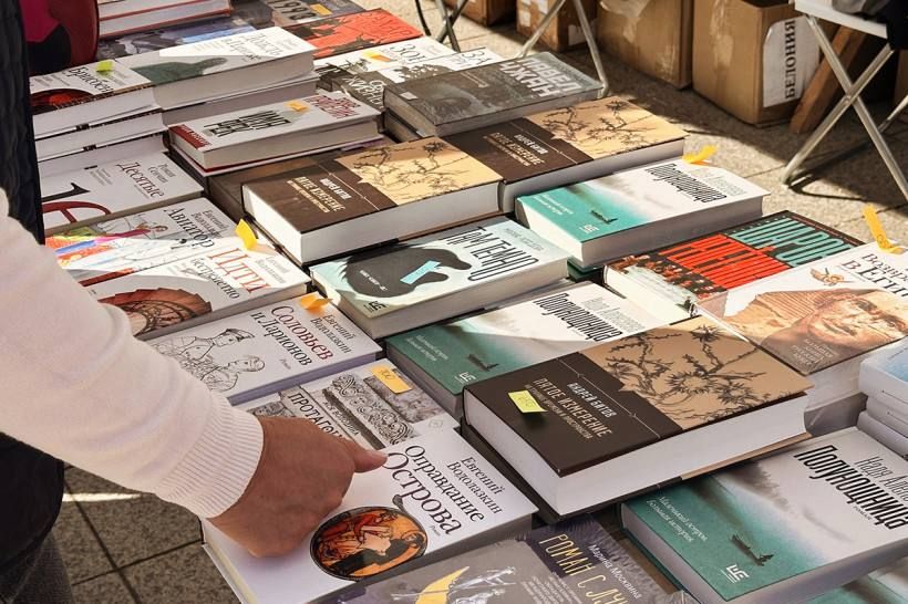На книжный фестиваль «Берег» в Благовещенск приедет Андрей Рубанов, автор романа-фэнтези «Финист — ясный сокол»