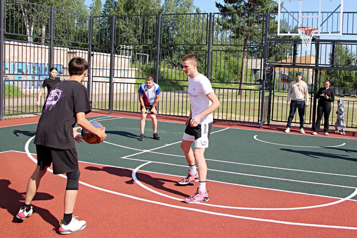 Подарок для спортсменов: в День физкультурника в Тынде открыли «умную» спортплощадку Подарок для спортсменов: в День физкультурника в Тынде открыли «умную» спортплощадку