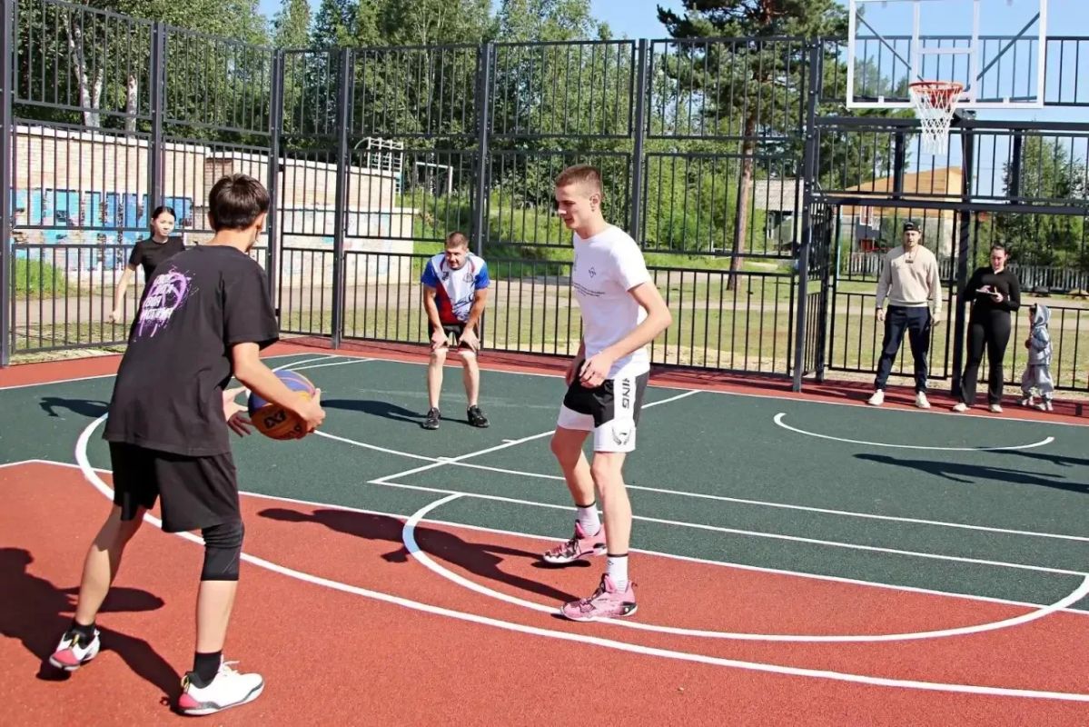 Подарок для спортсменов: в День физкультурника в Тынде открыли «умную» спортплощадку Подарок для спортсменов: в День физкультурника в Тынде открыли «умную» спортплощадку