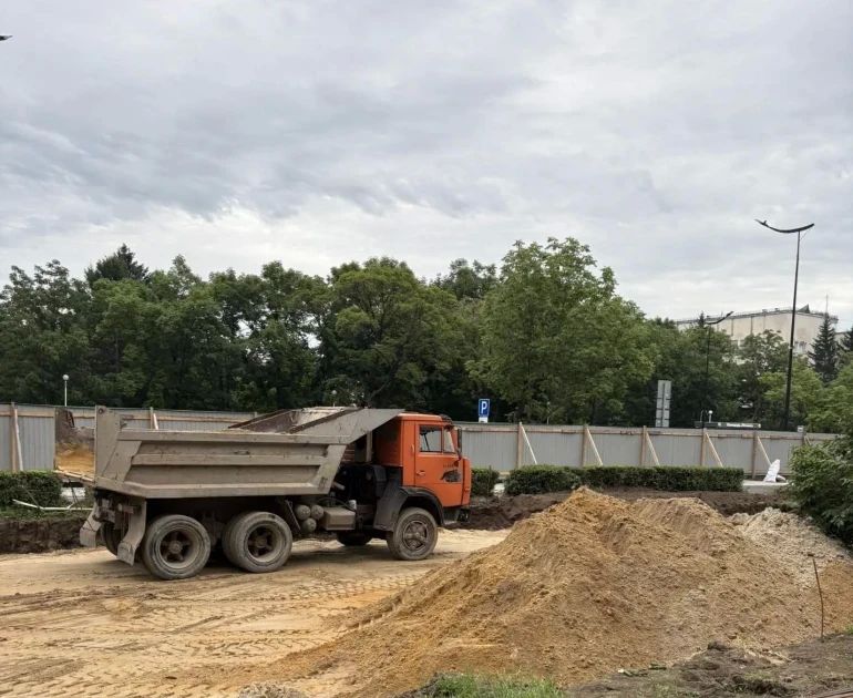 В Благовещенске продолжается благоустройство территории в центре города