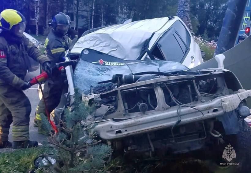 Спасатели в Тынде разрезали машину и вытащили пострадавшего в жестком ДТП Спасатели в Тынде разрезали машину и вытащили пострадавшего в жестком ДТП