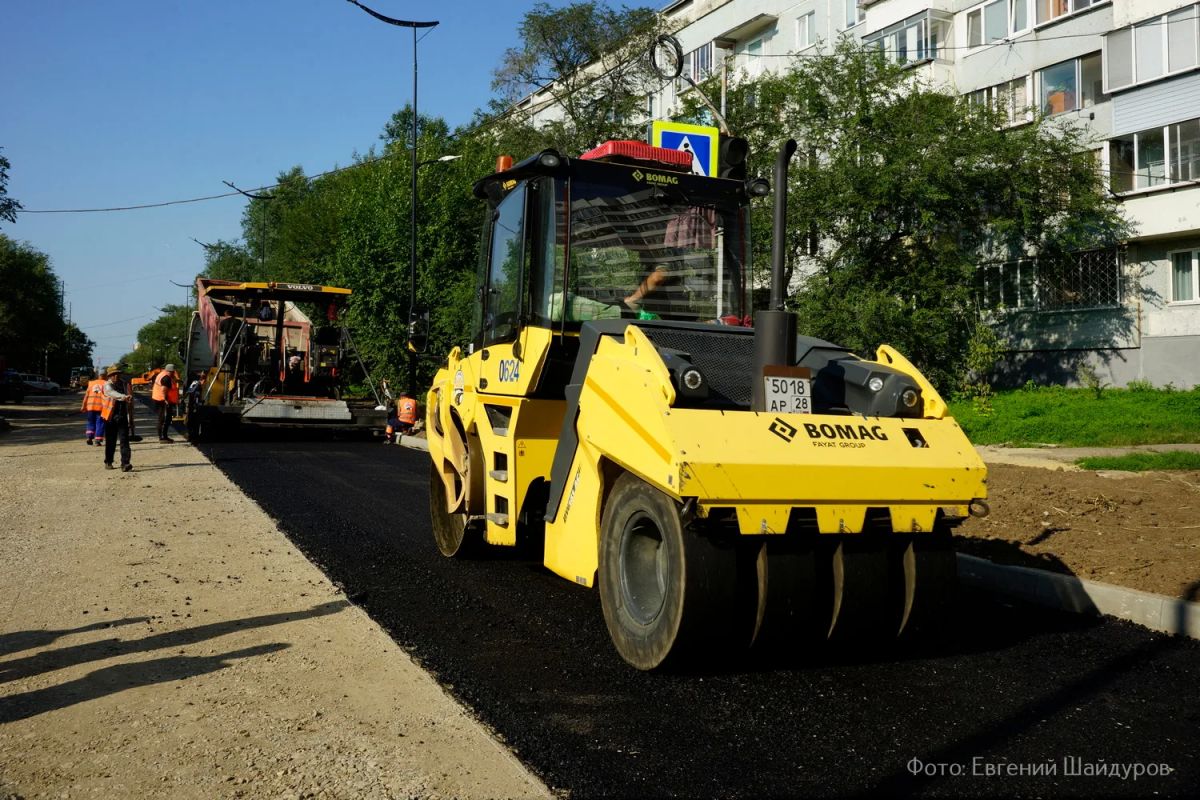 Фото дня В Благовещенске на улице Театральной укладывают асфальт Фото дня В Благовещенске на улице Театральной укладывают асфальт