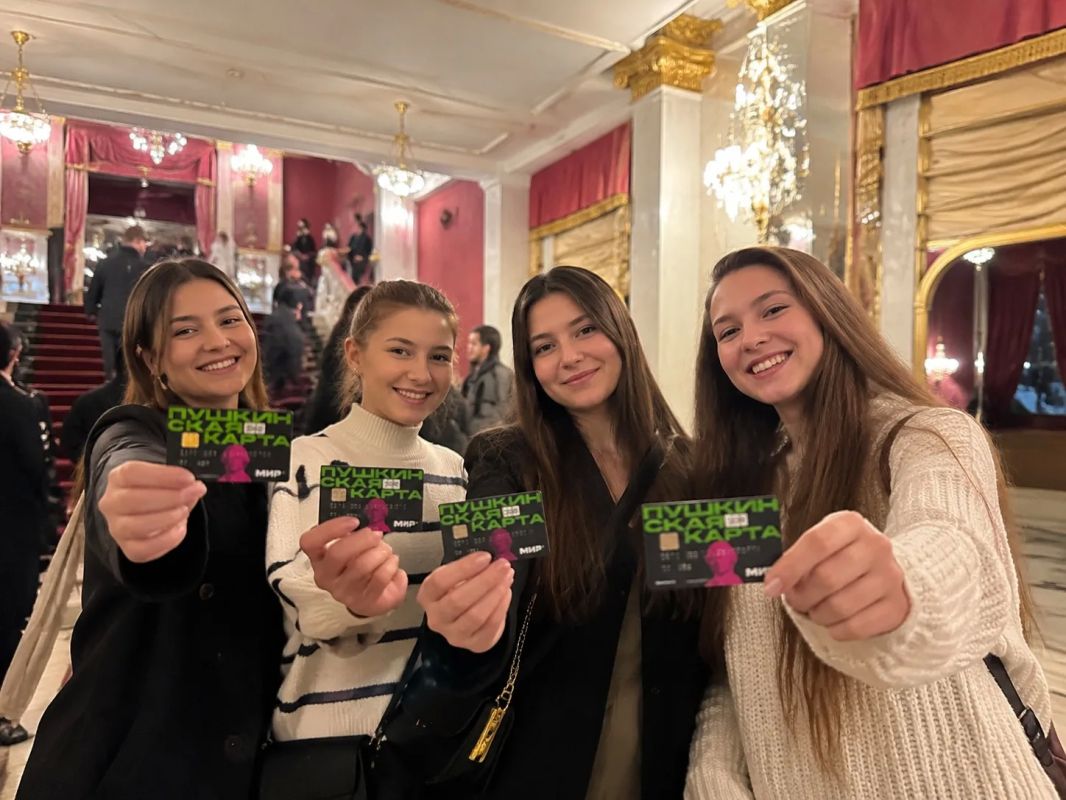 #НАЦПРОЕКТ. В Амурской области «Пушкинскую карту» чаще всего используют девушки По данным федеральной статистики за первое полугодие 2026 года, «Пушкинскую карту» оформили больше 47 тысяч молодых амурчан