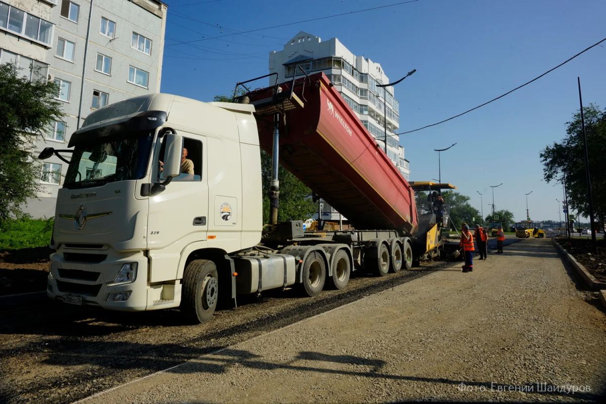 Фото дня В Благовещенске на улице Театральной укладывают асфальт Фото дня В Благовещенске на улице Театральной укладывают асфальт