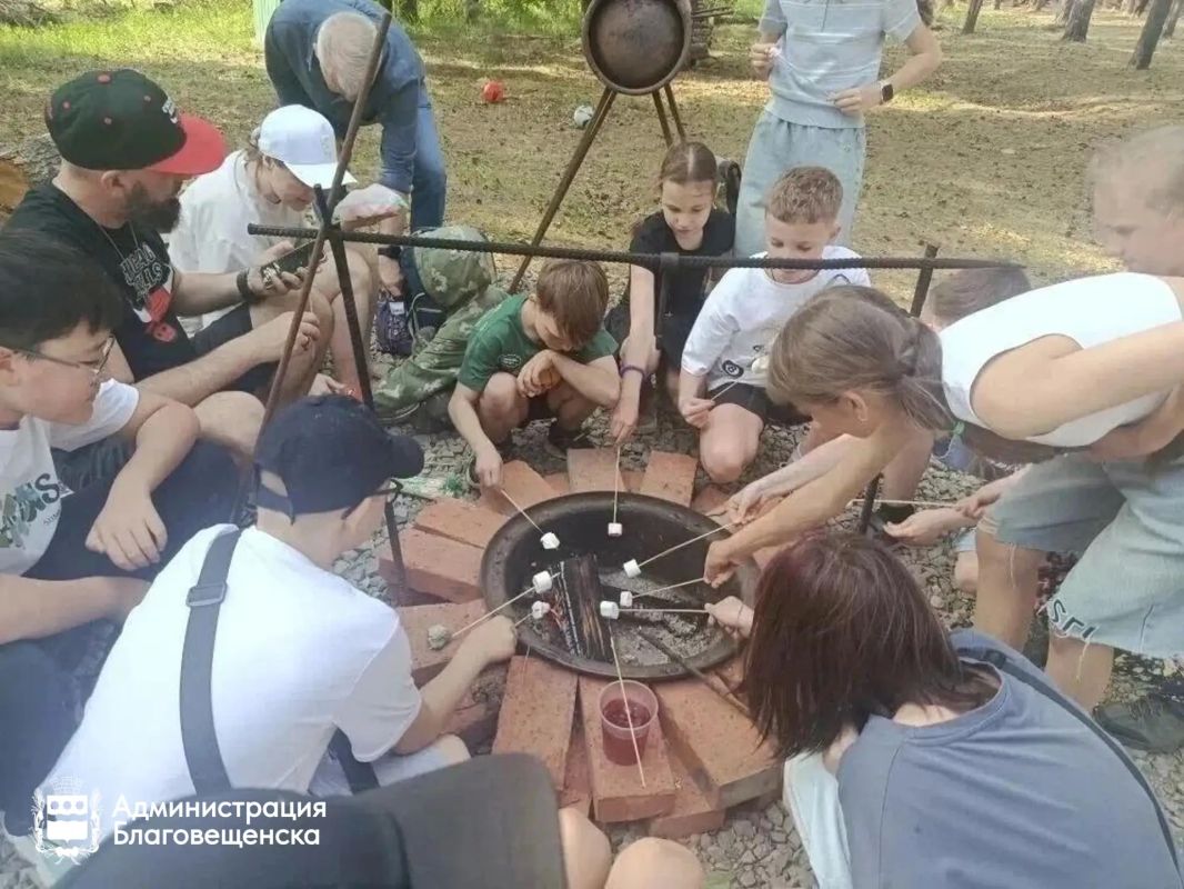 Экскурсии в музеи, плавание в бассейнах, изучение китайской культуры: более семи тысяч благовещенских детей смогли с пользой провести время в пришкольных и загородных лагерях Экскурсии в музеи, плавание в бассейнах, изучение китайской культуры: более семи тысяч благовещенских детей смогли с пользой провести время в пришкольных и загородных лагерях