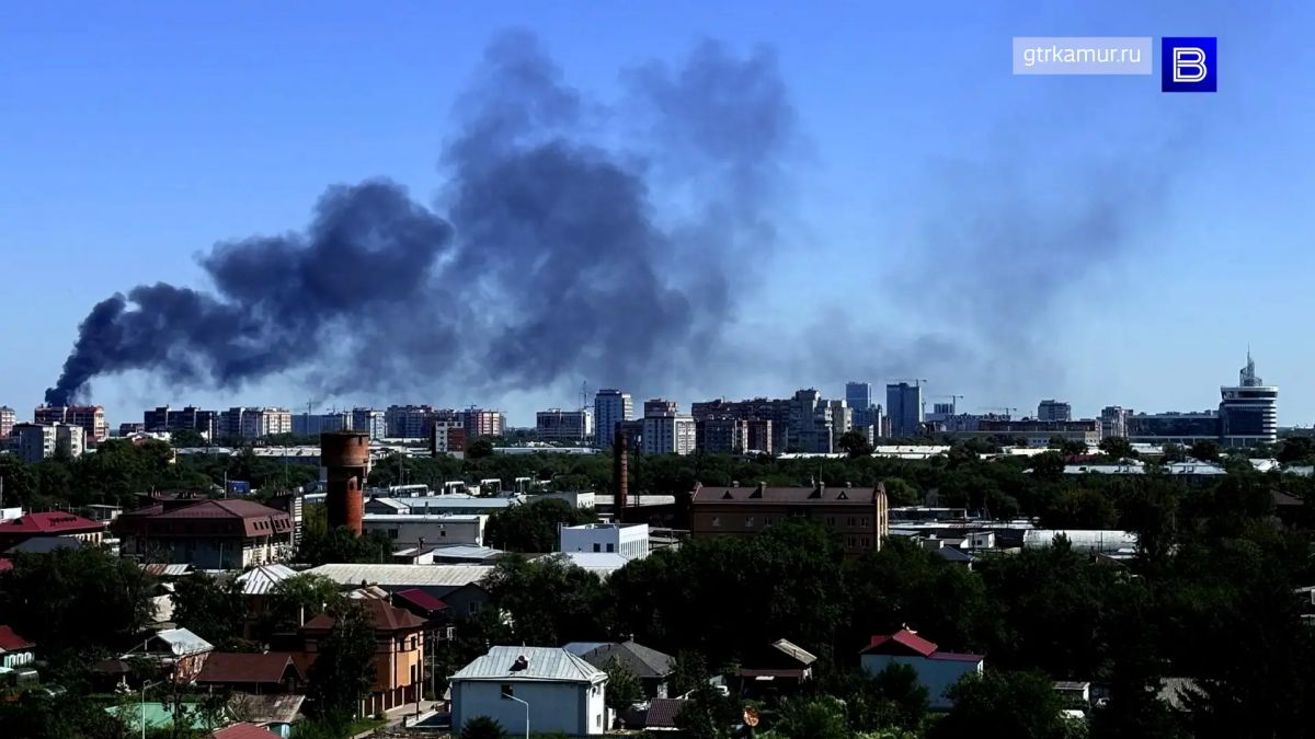 В Благовещенске пожарные тушат склад горюче-смазочных материалов В Благовещенске пожарные тушат склад горюче-смазочных материалов