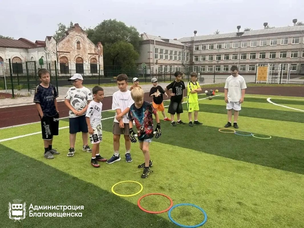 Экскурсии в музеи, плавание в бассейнах, изучение китайской культуры: более семи тысяч благовещенских детей смогли с пользой провести время в пришкольных и загородных лагерях Экскурсии в музеи, плавание в бассейнах, изучение китайской культуры: более семи тысяч благовещенских детей смогли с пользой провести время в пришкольных и загородных лагерях