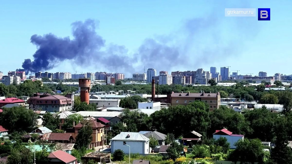 В Благовещенске пожарные тушат склад горюче-смазочных материалов В Благовещенске пожарные тушат склад горюче-смазочных материалов