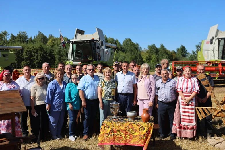В области продолжается уборка ранних зерновых культур, а в Ивановском муниципальном округе на полях ООО «Имени Негруна» прошел, ставший уже традиционным, праздник начала –жатвы – зажинки В области продолжается уборка ранних зерновых культур, а в Ивановском муниципальном округе на полях ООО «Имени Негруна» прошел, ставший уже традиционным, праздник начала –жатвы – зажинки
