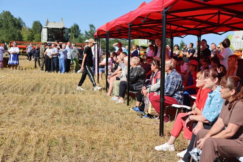 В области продолжается уборка ранних зерновых культур, а в Ивановском муниципальном округе на полях ООО «Имени Негруна» прошел, ставший уже традиционным, праздник начала –жатвы – зажинки В области продолжается уборка ранних зерновых культур, а в Ивановском муниципальном округе на полях ООО «Имени Негруна» прошел, ставший уже традиционным, праздник начала –жатвы – зажинки