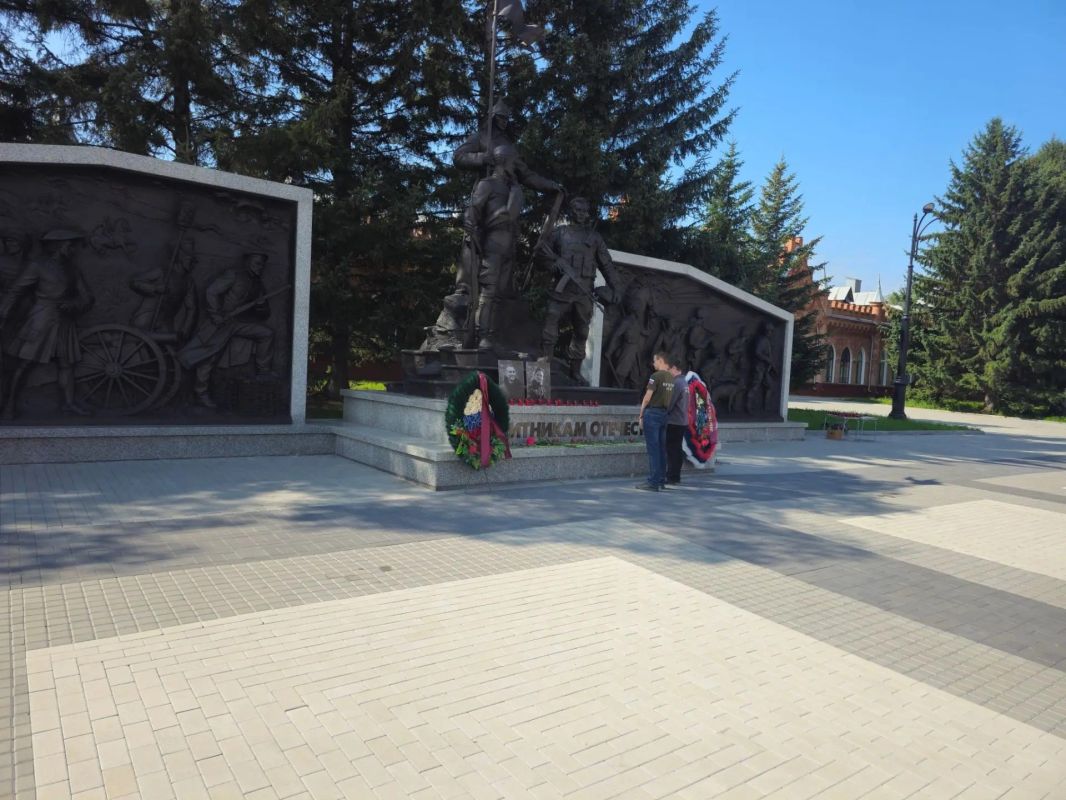 В Благовещенске почтили память волонтёров молодежки Народного фронта В Благовещенске почтили память волонтёров молодежки Народного фронта