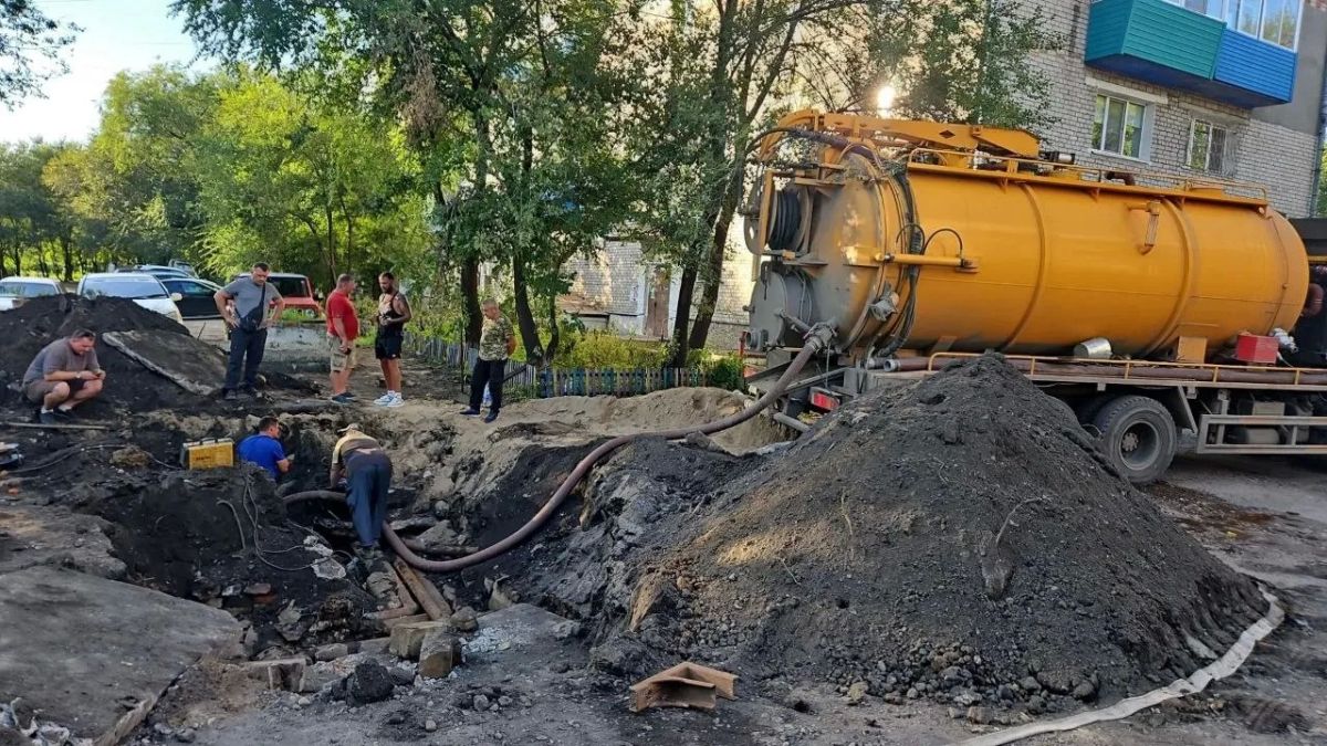 В Белогорске устраняют порыв на водопроводе: без воды остались несколько домов