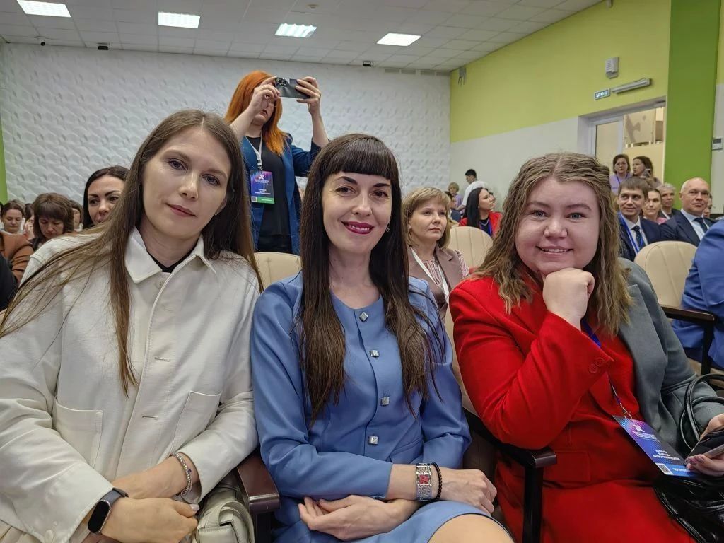 Триколор — в наших сердцах (и сегодня даже в одежде) Триколор — в наших сердцах (и сегодня даже в одежде)