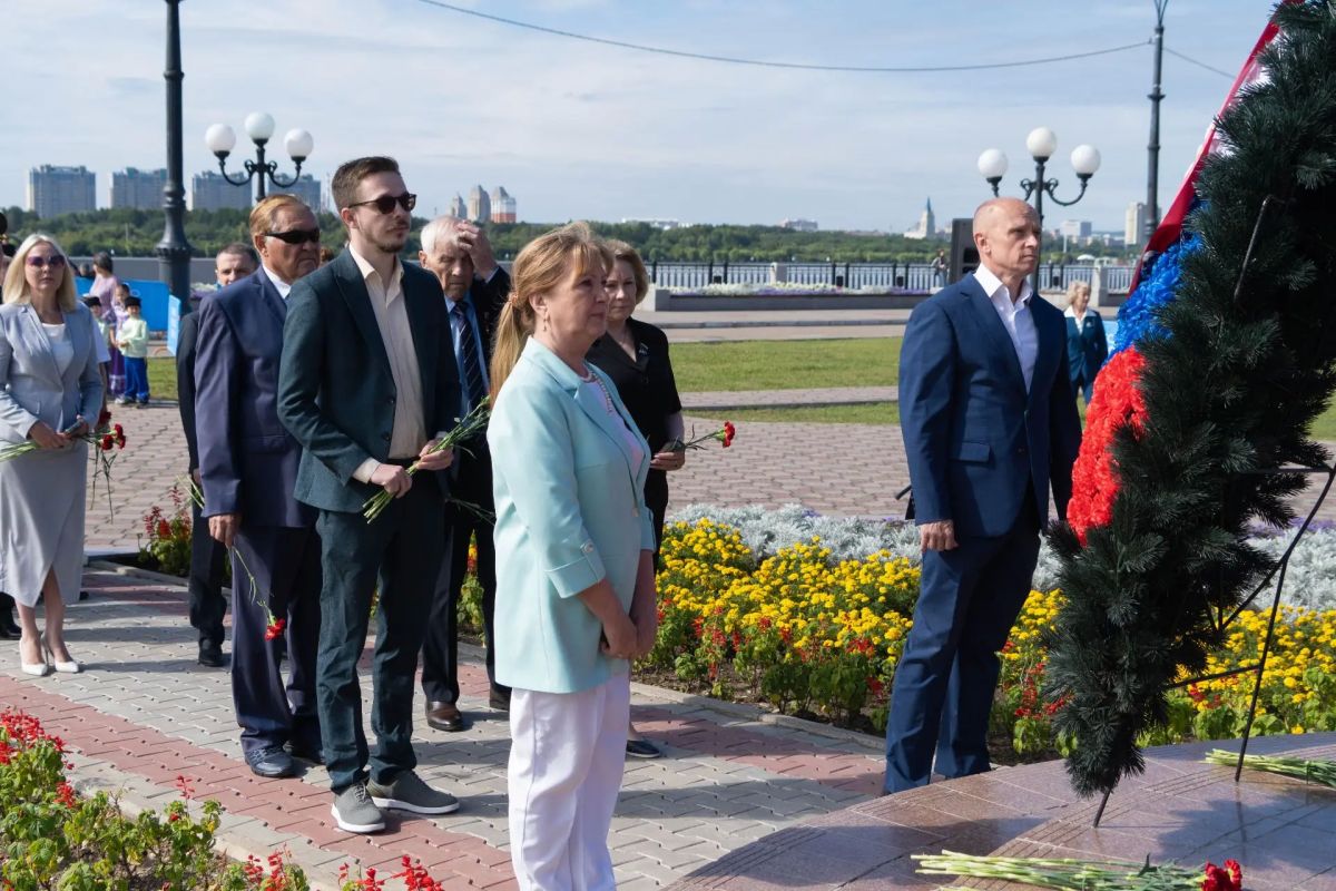 Депутаты Законодательного Собрания Приамурья почтили память графа Муравьева-Амурского Депутаты Законодательного Собрания Приамурья почтили память графа Муравьева-Амурского