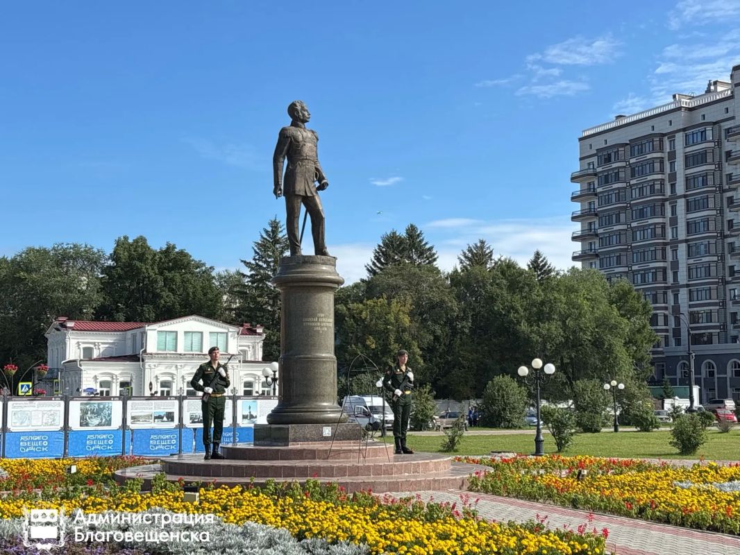 В столице Амурской области возложили цветы к памятнику генералгубернатора Восточной Сибири, графа Николая Николаевича МуравьёваАмурского В столице Амурской области возложили цветы к памятнику генералгубернатора Восточной Сибири, графа Николая Николаевича МуравьёваАмурского