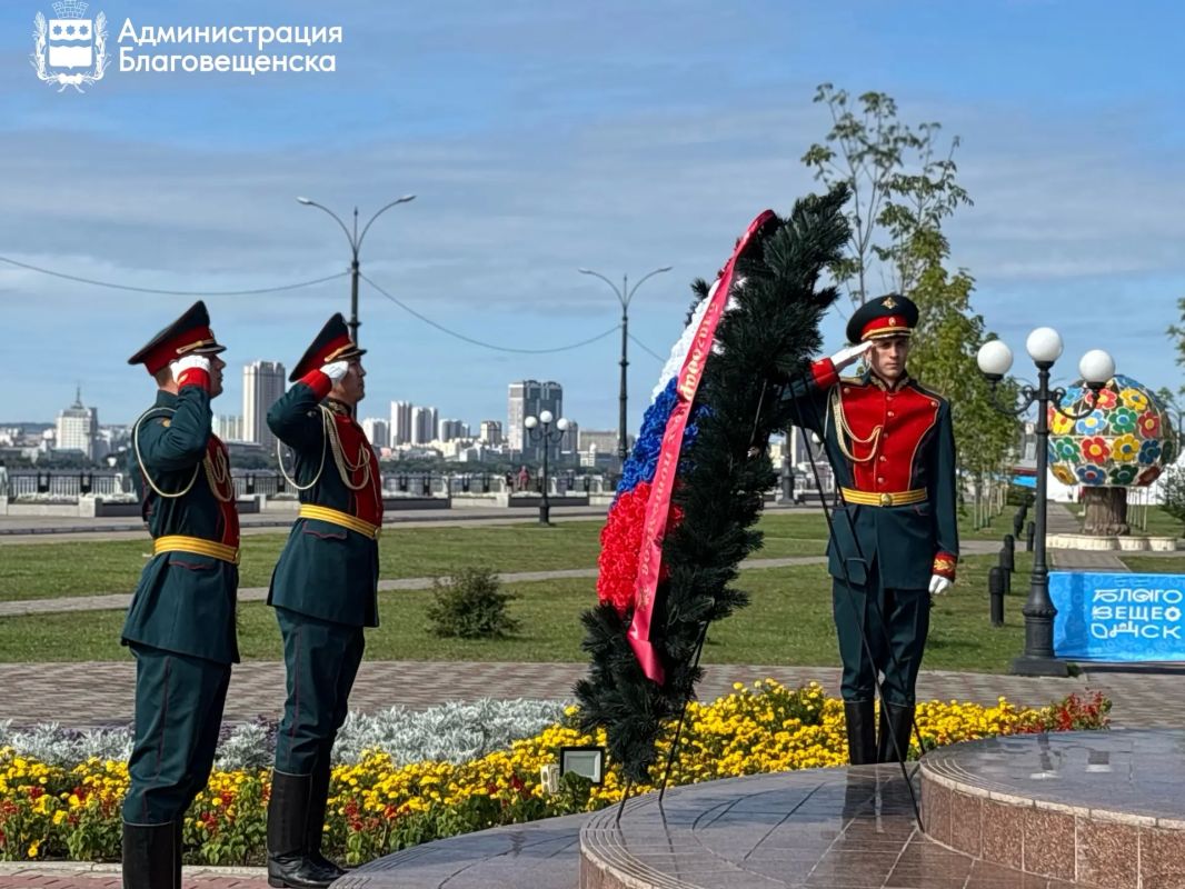 В столице Амурской области возложили цветы к памятнику генералгубернатора Восточной Сибири, графа Николая Николаевича МуравьёваАмурского В столице Амурской области возложили цветы к памятнику генералгубернатора Восточной Сибири, графа Николая Николаевича МуравьёваАмурского