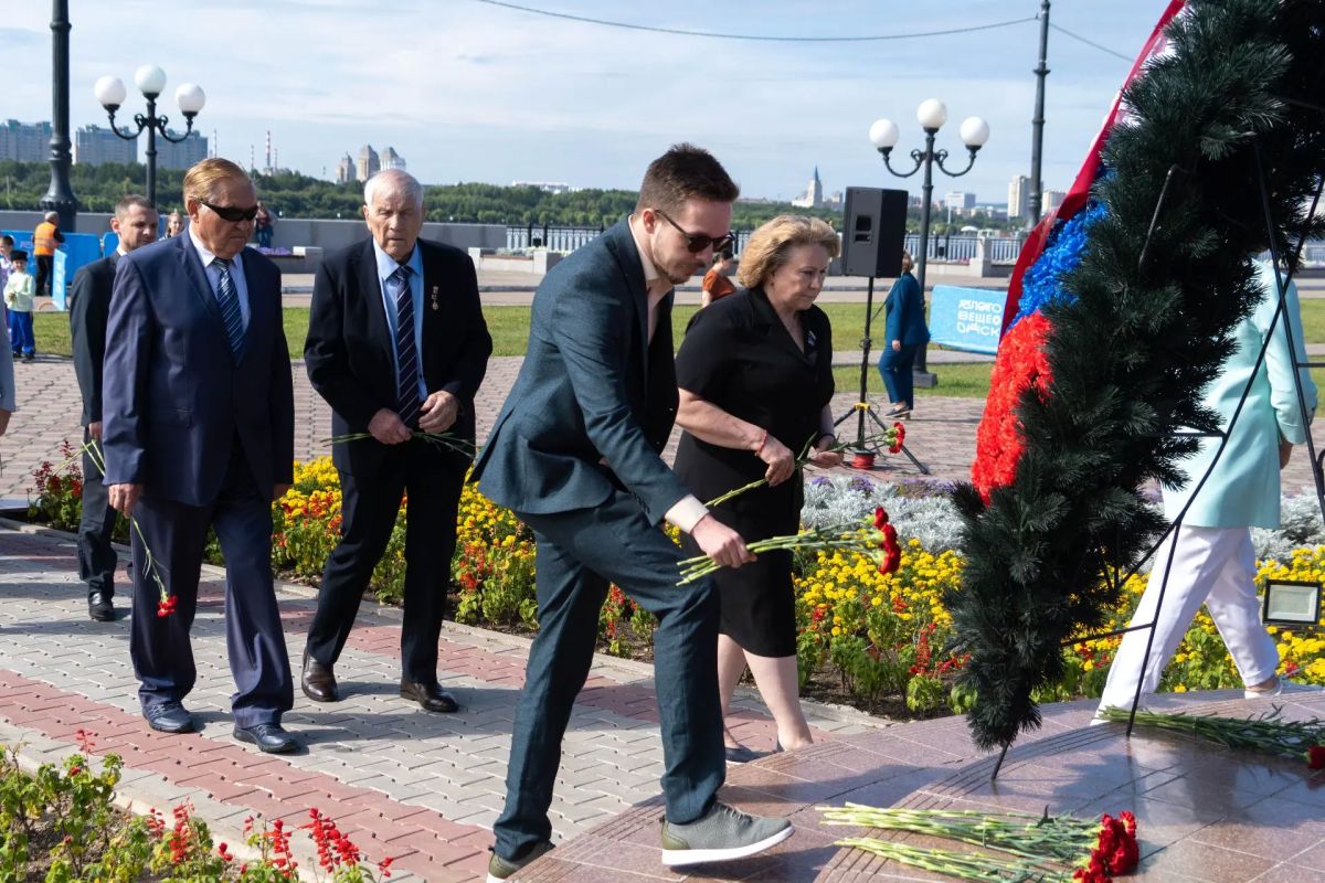 Депутаты Законодательного Собрания Приамурья почтили память графа Муравьева-Амурского Депутаты Законодательного Собрания Приамурья почтили память графа Муравьева-Амурского