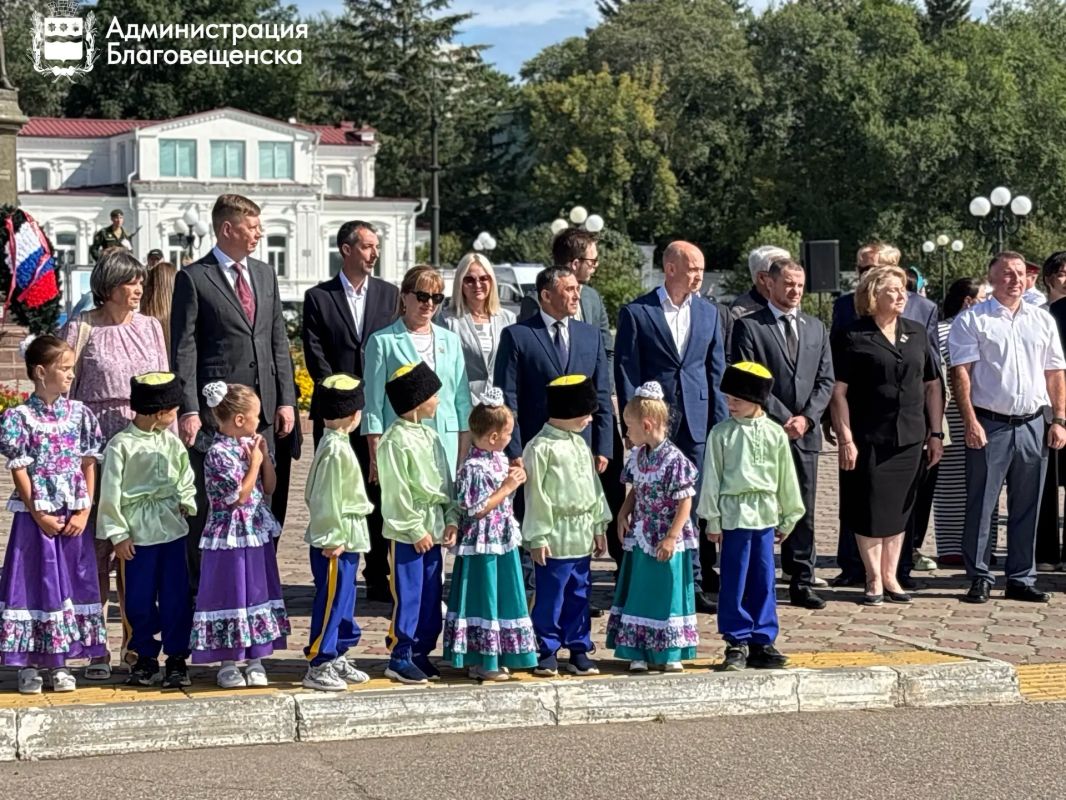 В столице Амурской области возложили цветы к памятнику генералгубернатора Восточной Сибири, графа Николая Николаевича МуравьёваАмурского В столице Амурской области возложили цветы к памятнику генералгубернатора Восточной Сибири, графа Николая Николаевича МуравьёваАмурского