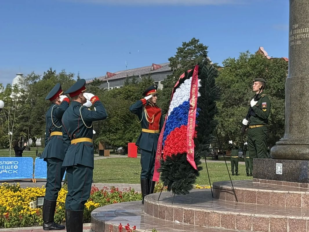В областной столице прошла торжественная церемония возложения цветов к памятнику графа Муравьева-Амурского В областной столице прошла торжественная церемония возложения цветов к памятнику графа Муравьева-Амурского
