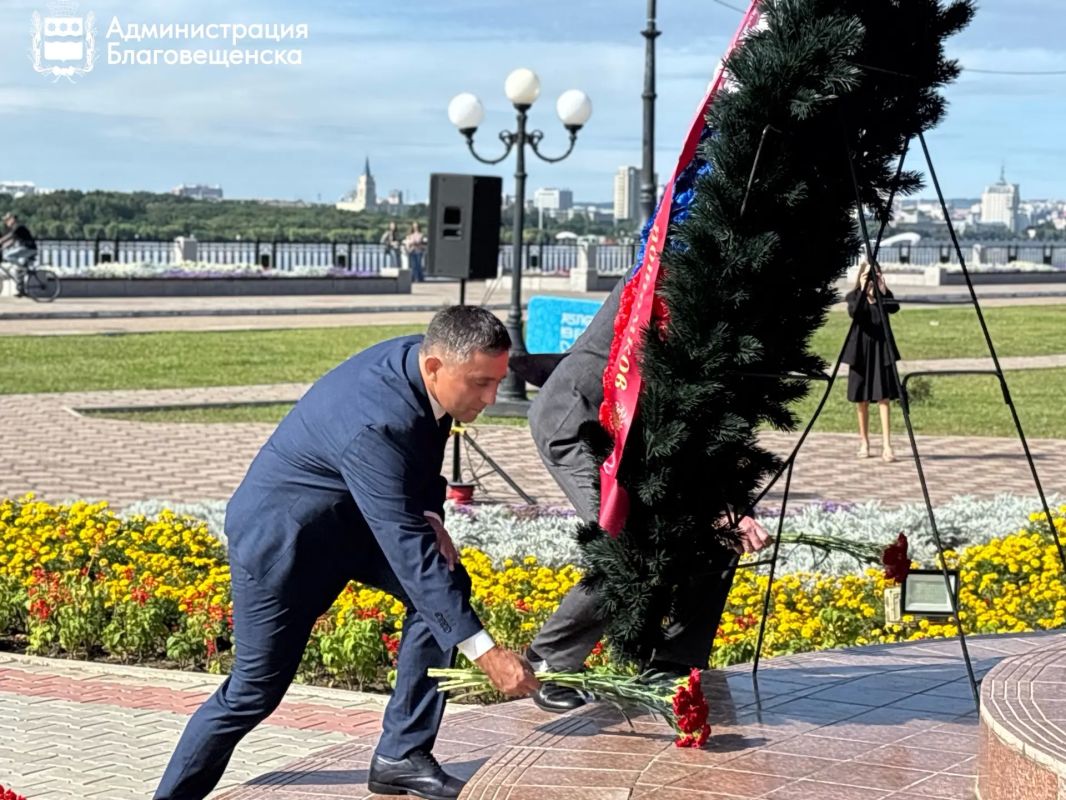 В столице Амурской области возложили цветы к памятнику генералгубернатора Восточной Сибири, графа Николая Николаевича МуравьёваАмурского В столице Амурской области возложили цветы к памятнику генералгубернатора Восточной Сибири, графа Николая Николаевича МуравьёваАмурского