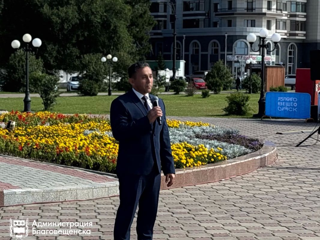 В столице Амурской области возложили цветы к памятнику генералгубернатора Восточной Сибири, графа Николая Николаевича МуравьёваАмурского В столице Амурской области возложили цветы к памятнику генералгубернатора Восточной Сибири, графа Николая Николаевича МуравьёваАмурского