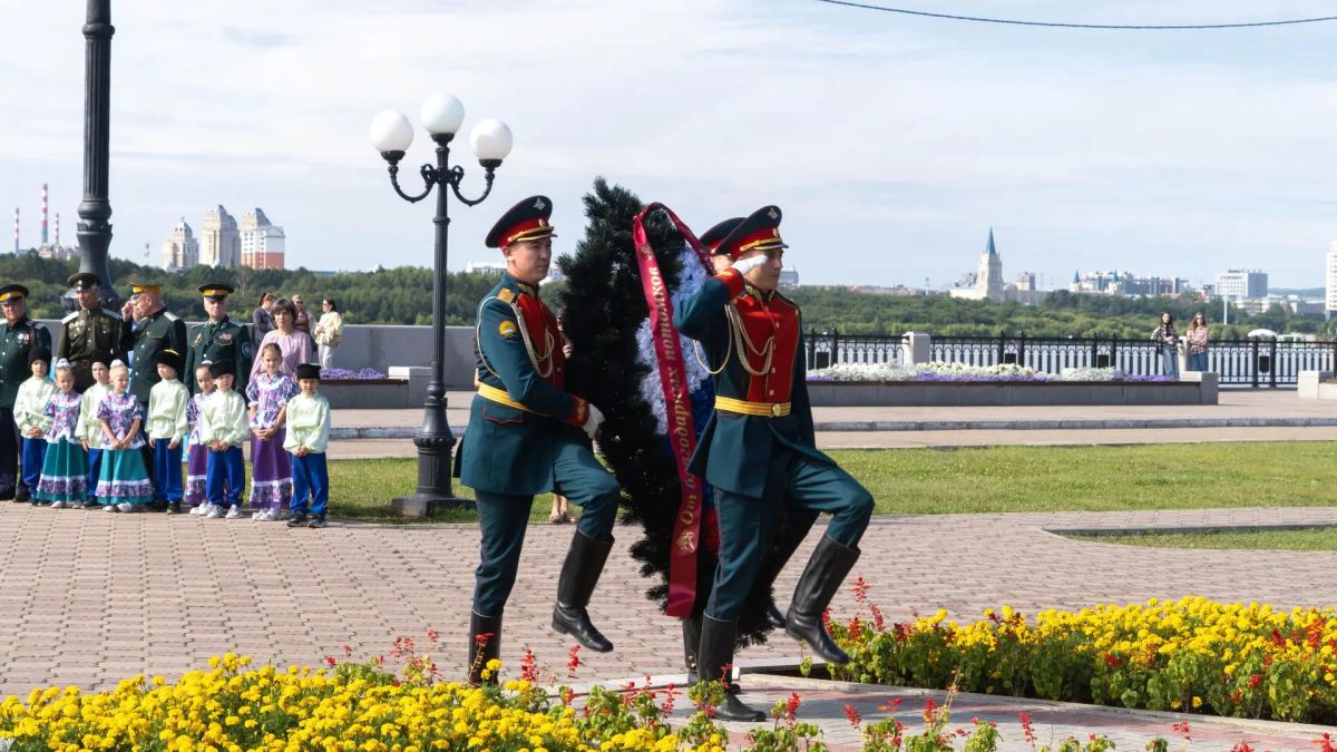 Депутаты Законодательного Собрания Приамурья почтили память графа Муравьева-Амурского Депутаты Законодательного Собрания Приамурья почтили память графа Муравьева-Амурского