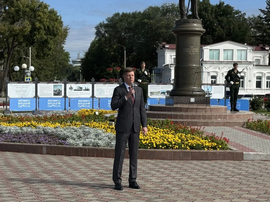 В областной столице прошла торжественная церемония возложения цветов к памятнику графа Муравьева-Амурского В областной столице прошла торжественная церемония возложения цветов к памятнику графа Муравьева-Амурского