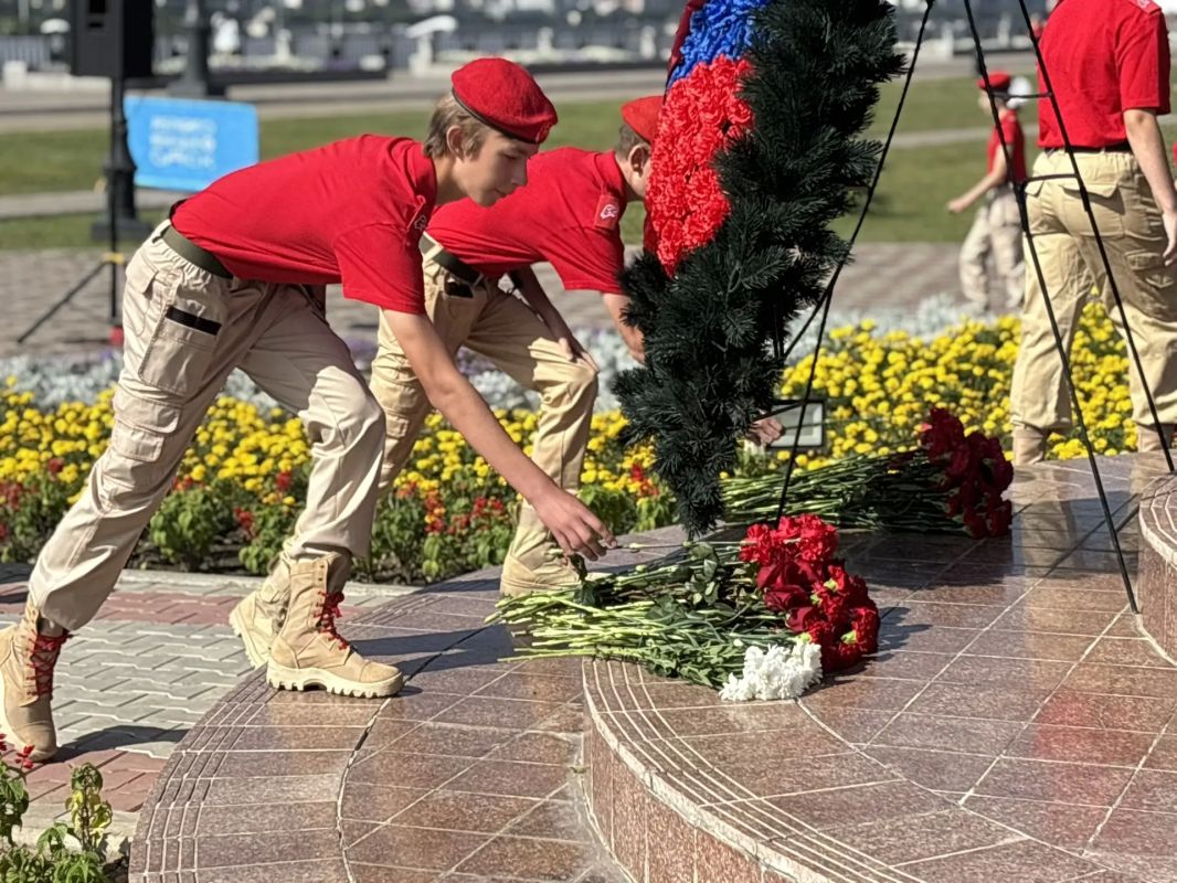В областной столице прошла торжественная церемония возложения цветов к памятнику графа Муравьева-Амурского В областной столице прошла торжественная церемония возложения цветов к памятнику графа Муравьева-Амурского