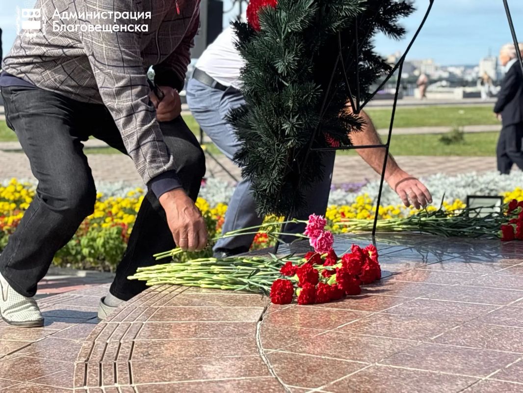 В столице Амурской области возложили цветы к памятнику генералгубернатора Восточной Сибири, графа Николая Николаевича МуравьёваАмурского В столице Амурской области возложили цветы к памятнику генералгубернатора Восточной Сибири, графа Николая Николаевича МуравьёваАмурского