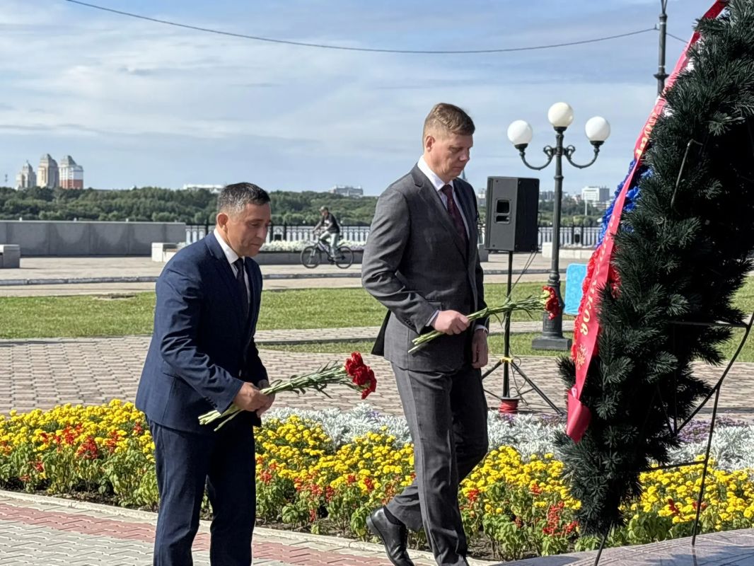 В областной столице прошла торжественная церемония возложения цветов к памятнику графа Муравьева-Амурского В областной столице прошла торжественная церемония возложения цветов к памятнику графа Муравьева-Амурского