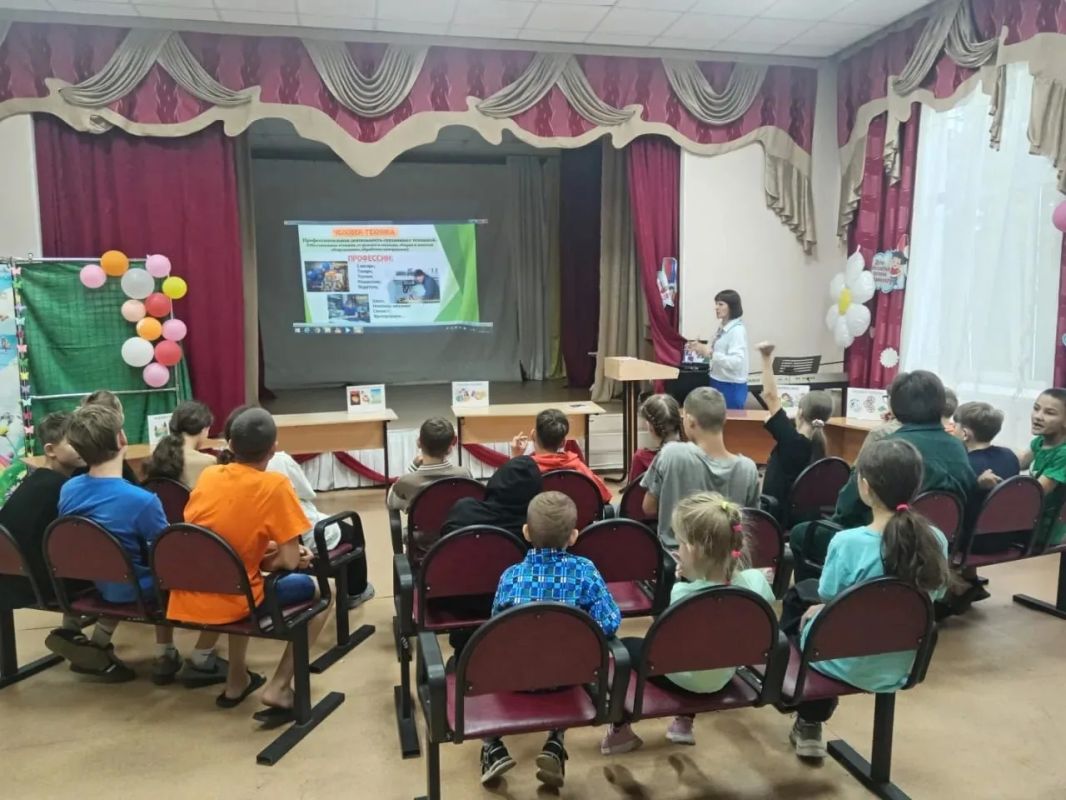 «Страна чудес» открывает профессии: в «Радуге» прошла «Лаборатория профессий» «Страна чудес» открывает профессии: в «Радуге» прошла «Лаборатория профессий»